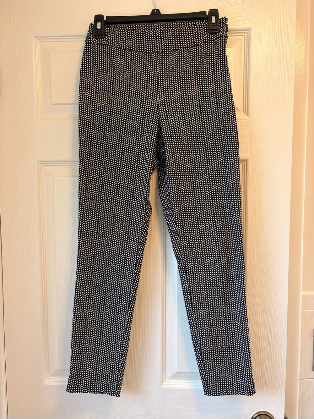 Time and Tru Black and White Patterned Stretch Cropped pants size 8